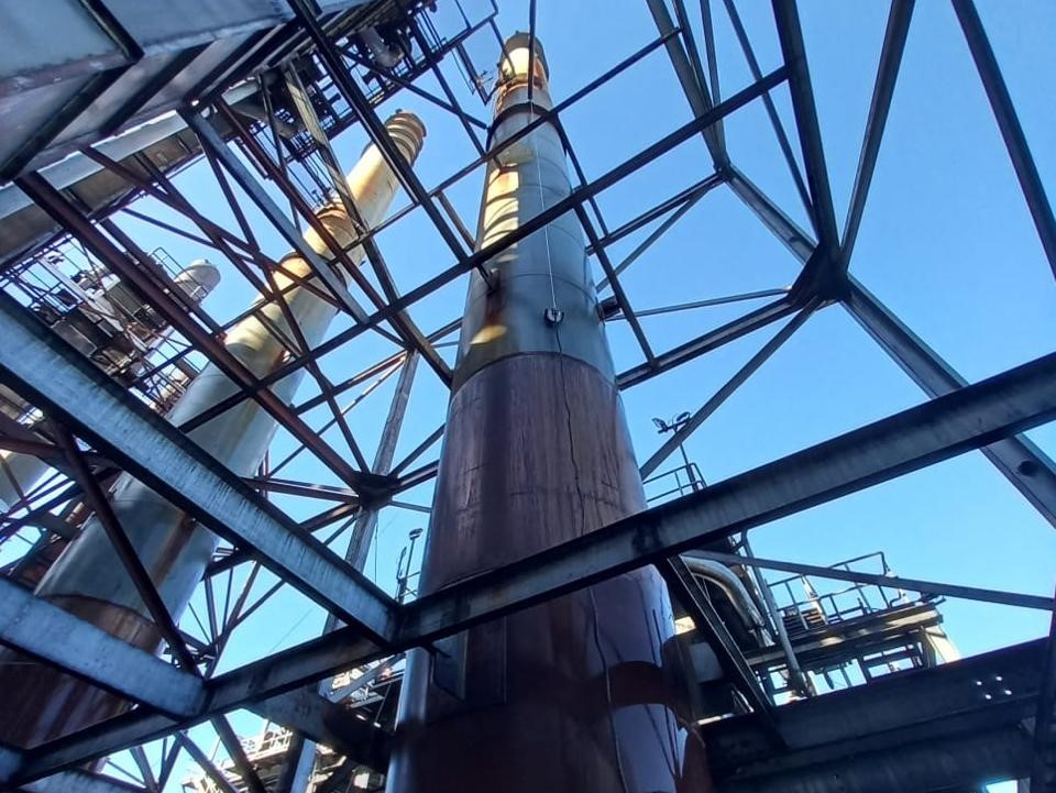 Crawler magnético UT en una torre industrial de difícil acceso